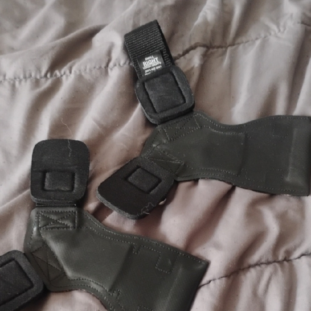Men’s Black Lifting Grips with Wrist Straps - Picture 3 of 4